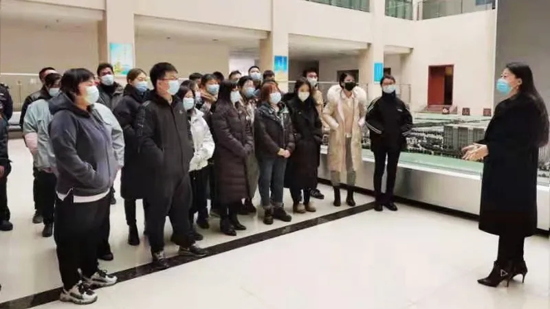 关爱职工，，，，，迎新春、送春联——齐河开发区工会为冠威园区职工送来祝福