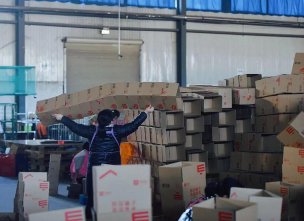 《公共日报》：视频｜直击“双十一”分拣现场，，，，，，，，15秒包好一个包裹